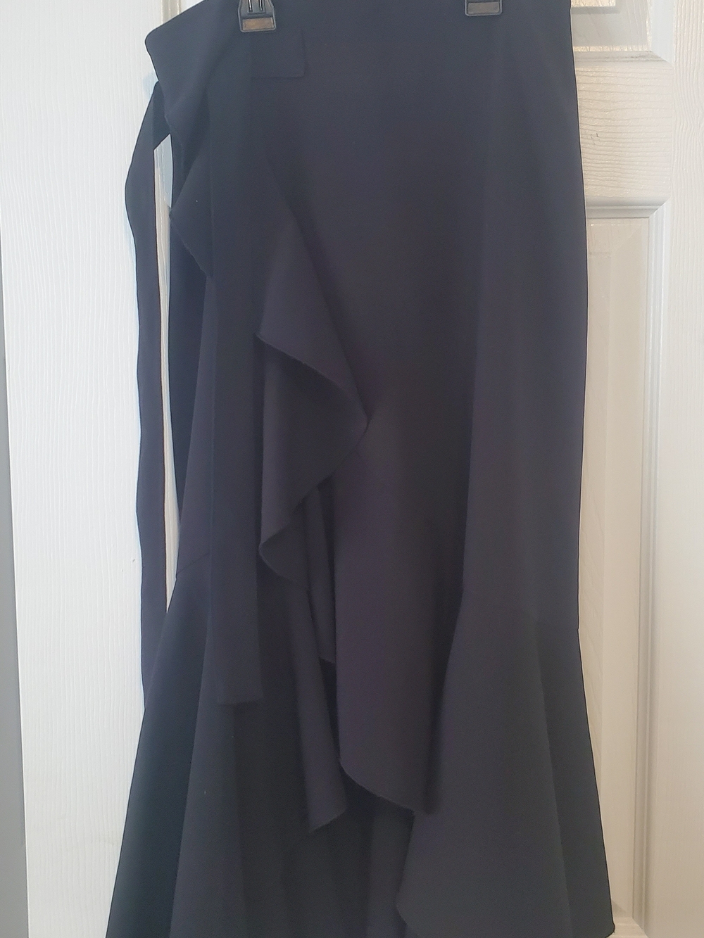 H&M Black High-Waist Midi Skirt with Ruffle Detail